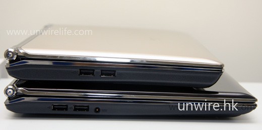 機身厚度上，上方為 S101H，下方為 S121，Edward 發現兩者分別不大，可見 S121 確能保持纖薄設計，未有因加入大屏幕及新規格而加厚。