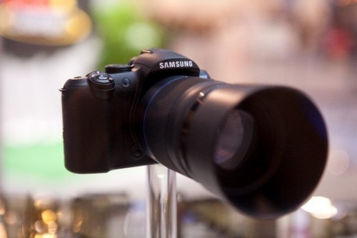 配備 55-200mm 鏡頭，而且極有可能具備防震功能。