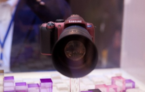 除傳統的黑色機身外，它還設有灰色及紅色機身，擺明「倣效」Panasonic LUMIX G1 般在單反玩色，不過老實說，這紅色感覺還算不俗，女士應頗喜歡。