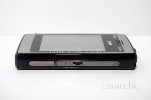 機身左側設有旋轉按鍵,無論是主屏幕還是 OLED 屏幕,也可用它操控手機。 機身左側設有旋轉按鍵,無論是主屏幕還是 OLED 屏幕,也可用它操控手機。
