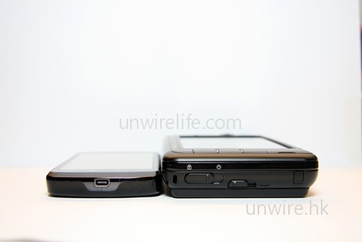 Viliv S5 與 HTC Touch HD 相比,厚度約為後者的一倍。 Viliv S5 與 HTC Touch HD 相比,厚度約為後者的一倍。