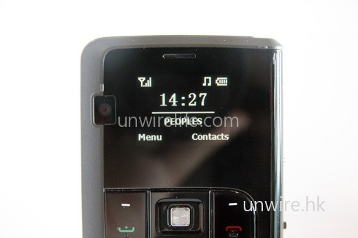 1.27 吋的 OLED 屏幕,設計極像 90 年代末的懷舊手機。 1.27 吋的 OLED 屏幕,設計極像 90 年代末的懷舊手機。