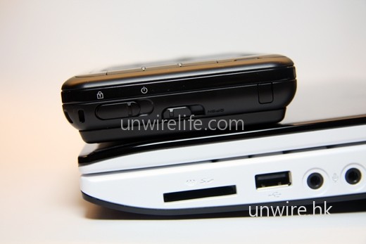 Viliv S5 與一般 10.2 吋 netbook 相比,厚度相若。 Viliv S5 與一般 10.2 吋 netbook 相比,厚度相若。