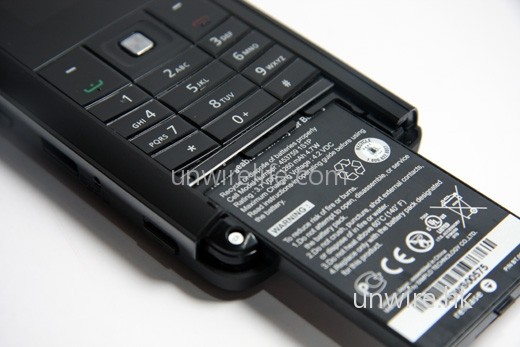 電池容量為 1,260mAh,以一部 2G 手機來說,使用時間應會頗長。 電池容量為 1,260mAh,以一部 2G 手機來說,使用時間應會頗長。