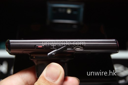 S8300H 的機身右側,可見只有(右至左)mini-USB 接駁槽、屏幕鎖定鍵及拍照鍵,十分簡潔。 S8300H 的機身右側,可見只有(右至左)mini-USB 接駁槽、屏幕鎖定鍵及拍照鍵,十分簡潔。