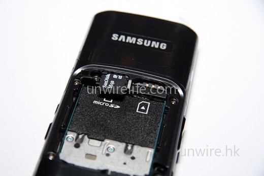 支援 microSDHC 記憶卡,最高支援容量為 16GB,但插卡位要拆掉電池才可看到,換卡十分麻煩。 支援 microSDHC 記憶卡,最高支援容量為 16GB,但插卡位要拆掉電池才可看到,換卡十分麻煩。