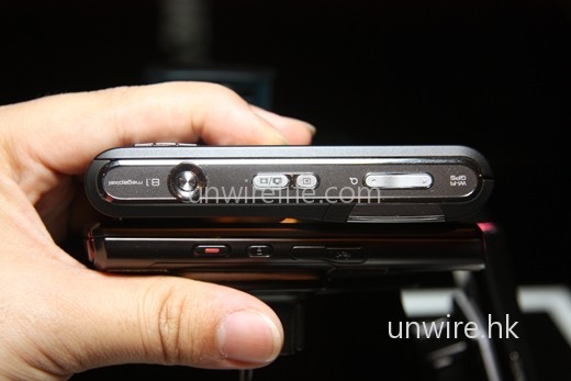 若比較厚度,Ultra S8300H 便大獲全勝了!可見它比 C905 足足薄了接近一半! 若比較厚度,Ultra S8300H 便大獲全勝了!可見它比 C905 足足薄了接近一半!