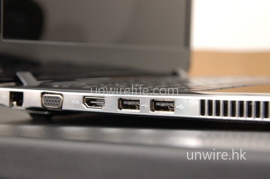 打開後可以見到底盤非常的薄