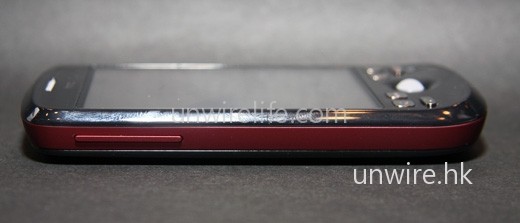 機側與 iPhone 3G 相同,幾乎是沒有按鍵,只有音量調控鍵。而且可見通話收音咪位置稍微彎曲,令收音咪更貼面,增強收音清晰效果。 機側與 iPhone 3G 相同,幾乎是沒有按鍵,只有音量調控鍵。而且可見通話收音咪位置稍微彎曲,令收音咪更貼面,增強收音清晰效果。