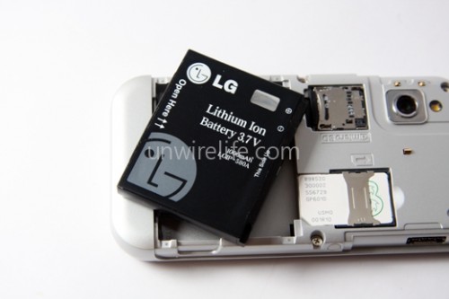 隨機附送兩枚 1,000mAh 容量鋰離子電池，一定夠用啦！