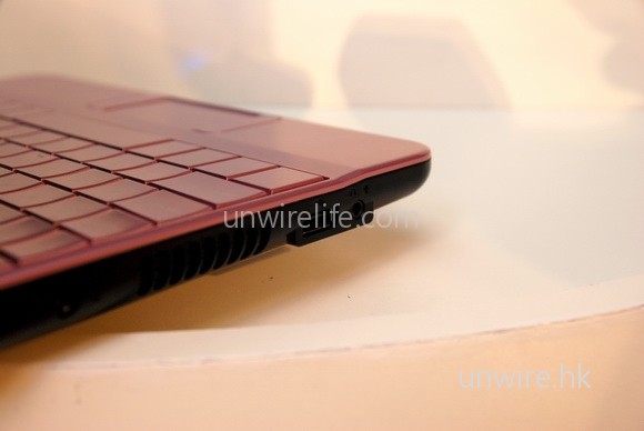 耳機跟米高峰共用同一介面，令機更細小