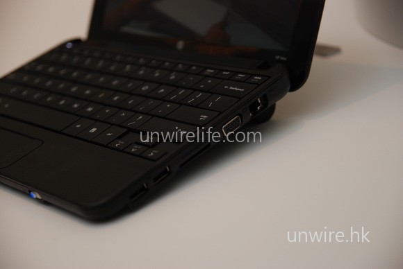 Mini 1000 沒有的 D-Sub 介面，於 Mini 110 重現了。而且右方的 USB 介面新增至兩個。大家可以留意到，這部 6 cells 電版本，會令機身微微拱起，但不太影響使用。