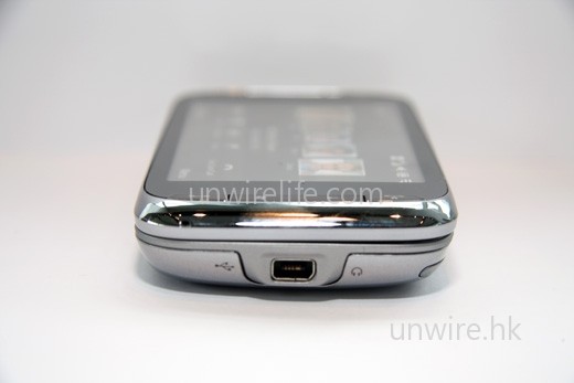 機底只有一個 mini-USB 端子,用作以 USB 接駁線接駁電腦同步資料,或接駁跟機附送 USB 有線耳機收聽音效或收音機。 機底只有一個 mini-USB 端子,用作以 USB 接駁線接駁電腦同步資料,或接駁跟機附送 USB 有線耳機收聽音效或收音機。