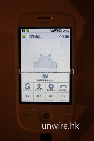 手機通話效果十分清晰,果然「遺傳」了 HTC 的優良傳統。另外有來電時,用家按下 Menu 鍵,也可選擇拒絕來電、合併通話、新增通話、結束通話、保留、靜音、喇叭及藍牙,功能上與一般手機相若。 手機通話效果十分清晰,果然「遺傳」了 HTC 的優良傳統。另外有來電時,用家按下 Menu 鍵,也可選擇拒絕來電、合併通話、新增通話、結束通話、保留、靜音、喇叭及藍牙,功能上與一般手機相若。