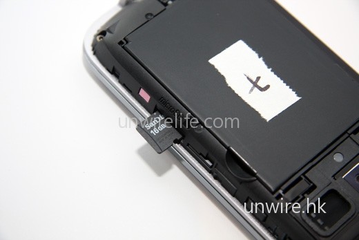 microSD 擴充記憶卡槽設於機身左側,但需要揭開電池蓋才可看到。 microSD 擴充記憶卡槽設於機身左側,但需要揭開電池蓋才可看到。