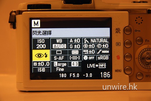 Step 02:選擇「SD 卡與手機儲存」。 Step 02:選擇「SD 卡與手機儲存」。