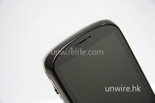 機頂設有視像通話鏡頭，設計與 HTC Touch HD 頗為相似。