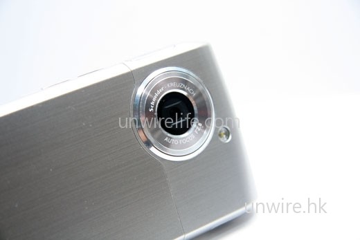 機頂設有 3.5mm 耳機端子,可接駁較高端耳機欣賞音效;而且採用 micro-USB 介面,看來 Samsung 終於擺脫使用自家端子,走進普及 USB 介面的大家庭。 機頂設有 3.5mm 耳機端子,可接駁較高端耳機欣賞音效;而且採用 micro-USB 介面,看來 Samsung 終於擺脫使用自家端子,走進普及 USB 介面的大家庭。