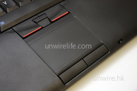 T400s 的觸控板也加入了凸紋設計，令用家使用時更有手感。