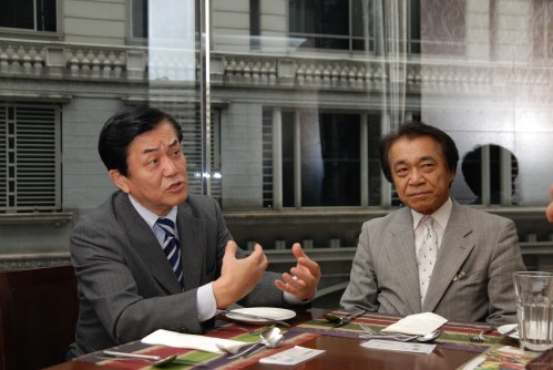 「未來的工人舍機款,將會有更多具創意的設計加入,大家拭目以待吧!」新屋紀昭(左)說,另一位(右)為 Kohjinsha 企劃部副部長黑澤徹。 「未來的工人舍機款,將會有更多具創意的設計加入,大家拭目以待吧!」新屋紀昭(左)說,另一位(右)為 Kohjinsha 企劃部副部長黑澤徹。