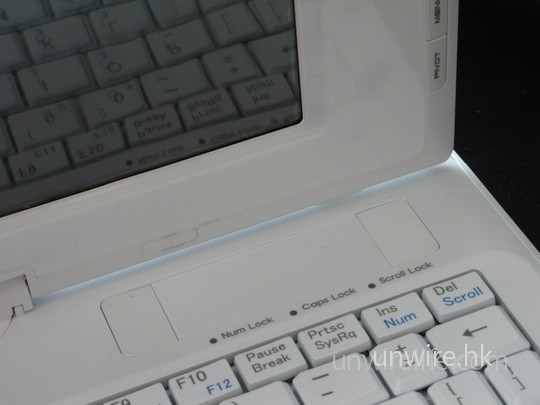 TouchPad 位於鍵盤右上方，位置比較古怪。