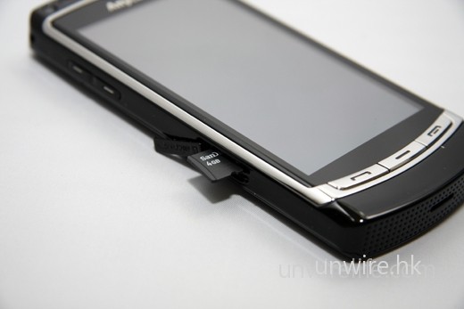 microSD 插槽亦是位於機身左方，最高容量支援至 16GB microSDHC。
