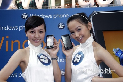 一眾廠商也展出尚未面世的手機，包括模特兒手中的 Acer F1（左）及 Toshiba TG-01（右）。