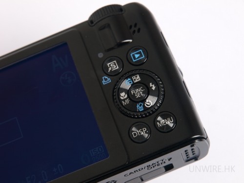 鏡頭前的快速控制環外，在機背圓形的的操作鍵外圍亦可轉動作選項，例如在手動模式下可用作設定快門值。