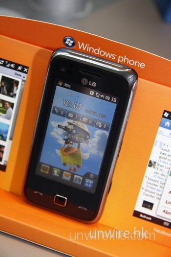 未面世而出現於現場的手機，還包括這部仍然只安裝了 Windows Mobile 6.1 作業系統的 LG GM730，看來它的推出日期，仍然是個謎呢。
