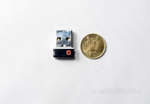 採用 Unifying 超迷你滑鼠接收器，插在任何一部電腦上，也能達到隨插即忘的目的。