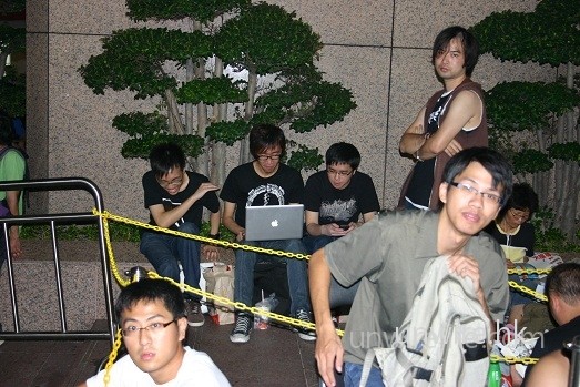 為求解悶，有排隊年青人帶備 Apple 的筆記型電腦前來解悶，認真搞鬼。