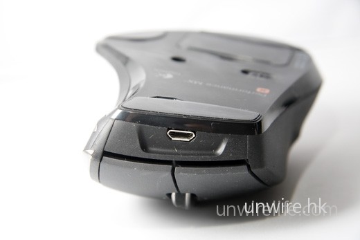 滑鼠頂部設有 micro-USB 端子，只要將隨滑鼠附送的 USB 線接駁至電腦，便可在無電時，在使用滑鼠時，也能同時為電池充電，當然這情況下，電池一定要是充電池吧。