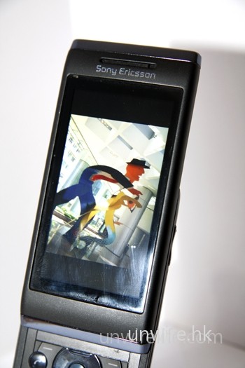 Aino 的手機屏幕已比一般 Feature Phone 大，而且支援色彩數目達 1,600 萬色，用來睇相難怪色彩如此鮮艷。