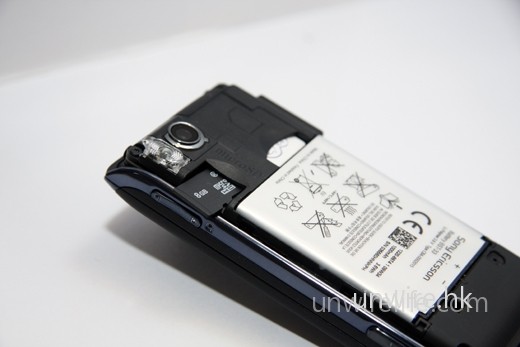 首次 Sony Ericsson 的 Feature Phone 支援 microSD，而非 M2 作擴充支援，似乎 microSD 的主流地位，連 Sony Ericsson 這個大品牌亦不能抗拒。