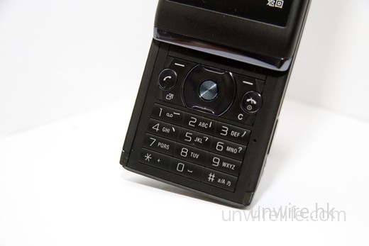數字鍵盤設計仍是一貫的 Sony Ericsson 手機設計，沒作大變動。