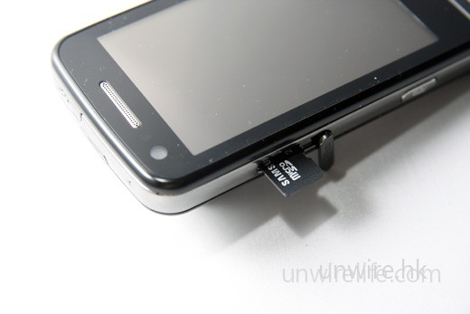 採用現時手機十分流行的 microSD 記憶卡，最高可支援至 16GB。