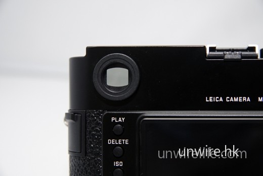 M9 沿用 Range Finder 相機的設計，用家對焦時要調節鏡頭中的距離位置，令觀景器中央的小方格裡的兩個影像重疊，就能表示出對焦準確。