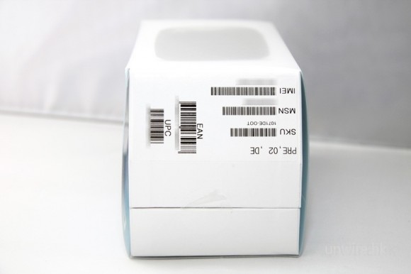 盒底則印了手機的資料，包括了 IMEI 號及 Serial Numerb 機身號碼，也印有「Pre, 02, DE」，也即是德文版。