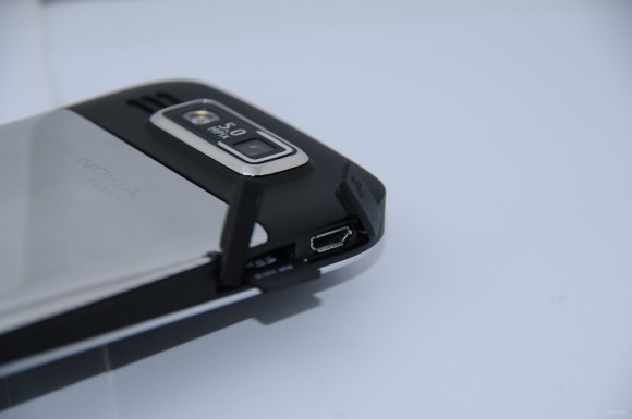 機身左側是Micro-SD及 Micro-USB插槽。 機身左側是Micro-SD及 Micro-USB插槽。
