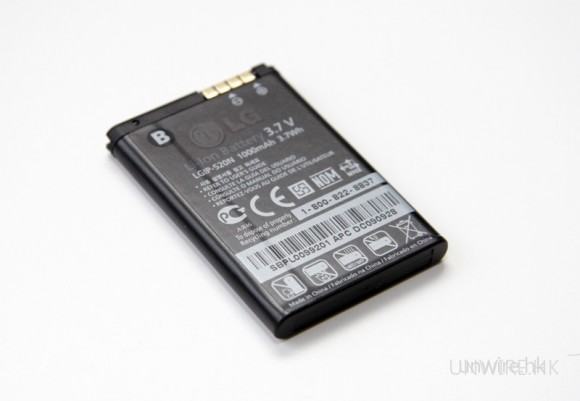 電池背面可見它的容量為 1,000mAh，Feature Phone 來說十分足夠。