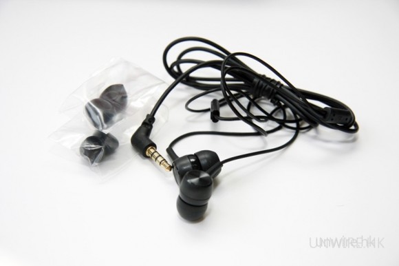 由於 BL-40 內建 3.5mm 耳機端子，所以隨機也附送耳機，而且是入耳式，令人驚喜。