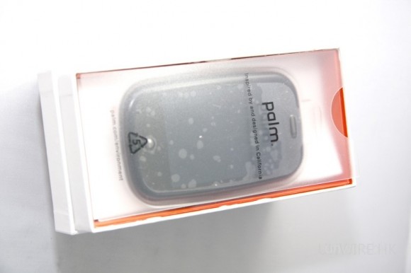 拆開了，可以看到 Palm Pre 便靜靜的躺在盒內！