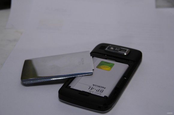 採用 1,500 mAh的BP-4L鋰電,備用時間可達 392小時。 採用 1,500 mAh的BP-4L鋰電,備用時間可達 392小時。