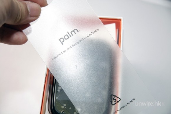 拿起印有「Inspired by and designed in California」的字樣（當然也有 palm 品牌圖示了！），很 Apple 風呢！