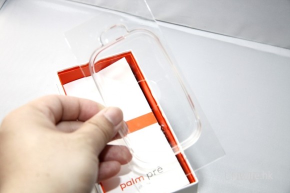 拿起 Palm Pre 待會再開機看，又看到剛才 Pre 躺著的透明膠片，真是多「膠」。