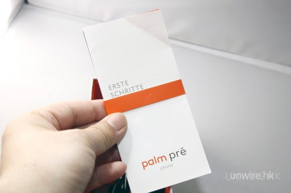 然後便是 Palm Pre 說明書及教授多點觸控手勢的說明。（不過是德文，Edward 自然看不明白。）