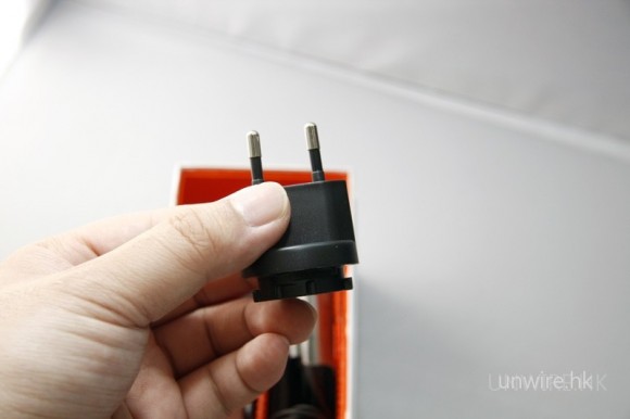 手機充電要靠火牛，自然有插頭吧，由於是德版，所以是兩腳圓腳插頭，如在香港使用便要另購合適的萬能插蘇了！