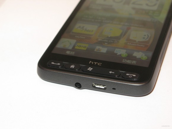 機底設有 3.5mm 耳機埠和 HTC ExtUSB 埠。 機底設有 3.5mm 耳機埠和 HTC ExtUSB 埠。