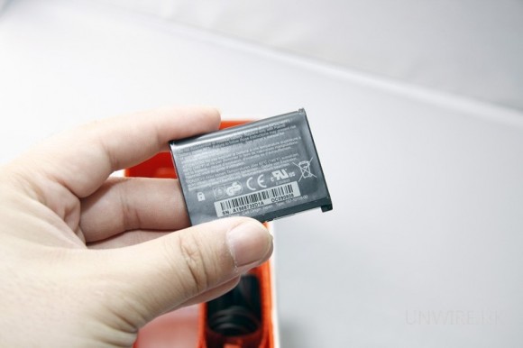 背面自然印有電池資料了。