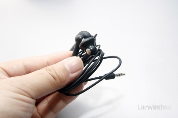 palm pre 內建 3.5mm 耳機端子，自然附送 3.5mm 耳機了，似乎跟機耳機的設計也相當不俗呢！（當然，如果你有像 Shure、Ultimate Ears 等名牌耳機，這隻耳機大可放在一旁不理了。）